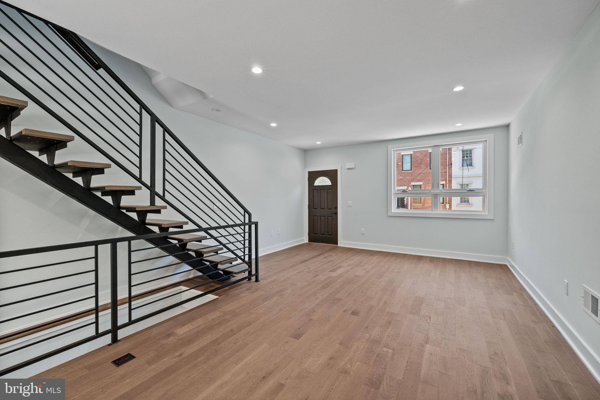 2202 E HUNTINGDON STREET