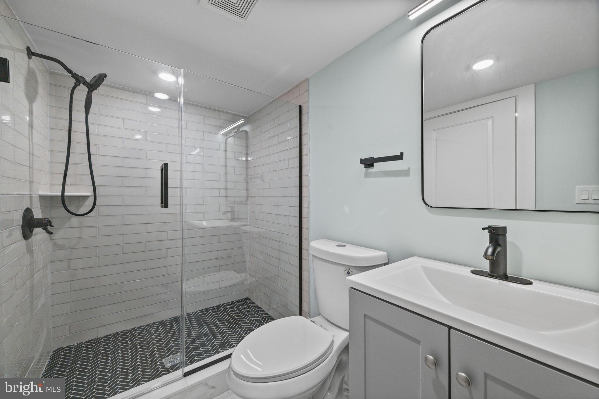 2202 E HUNTINGDON STREET