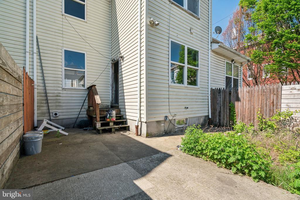1805 W MONTGOMERY AVENUE