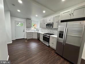 3083 EMERALD STREET