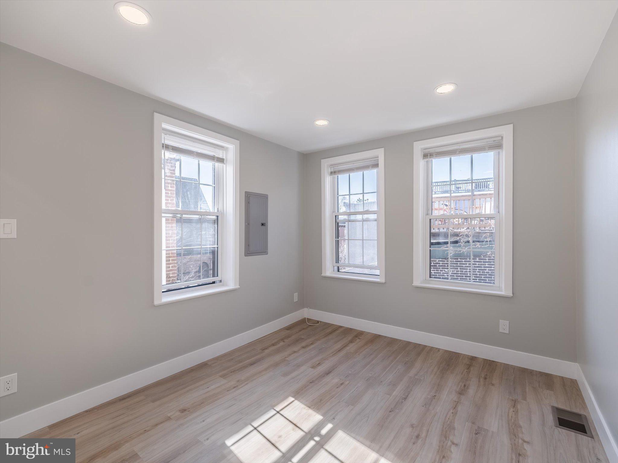 672 N 19TH STREET 2ND FL