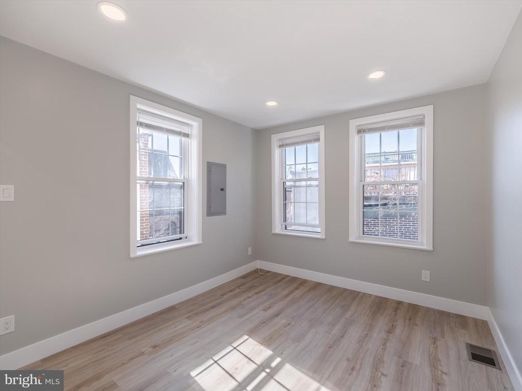 672 N 19TH STREET 2ND FL