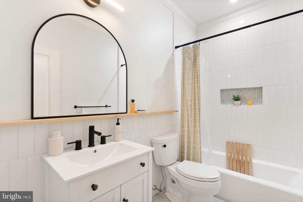 242 S 13TH STREET Unit: E