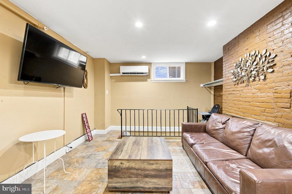 4 S STRAWBERRY STREET
