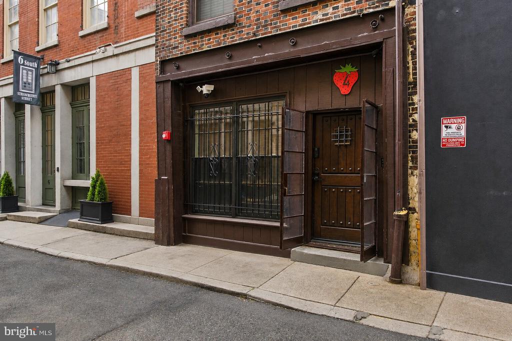 4 S STRAWBERRY STREET