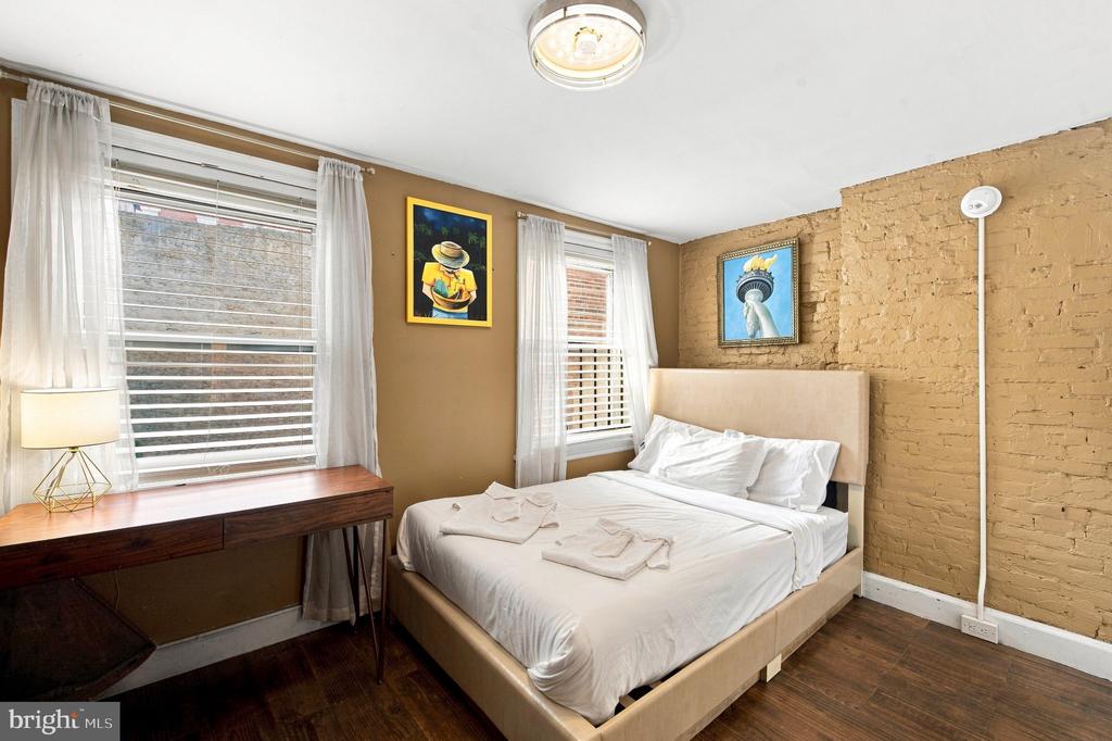 4 S STRAWBERRY STREET