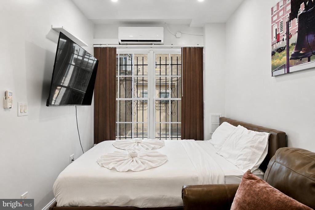 4 S STRAWBERRY STREET