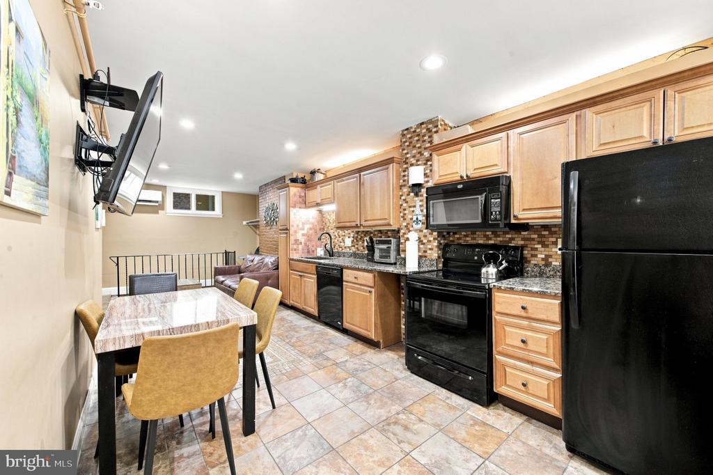 4 S STRAWBERRY STREET