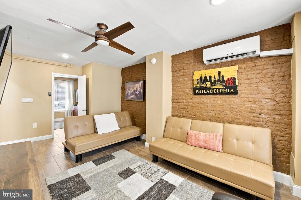 4 S STRAWBERRY STREET