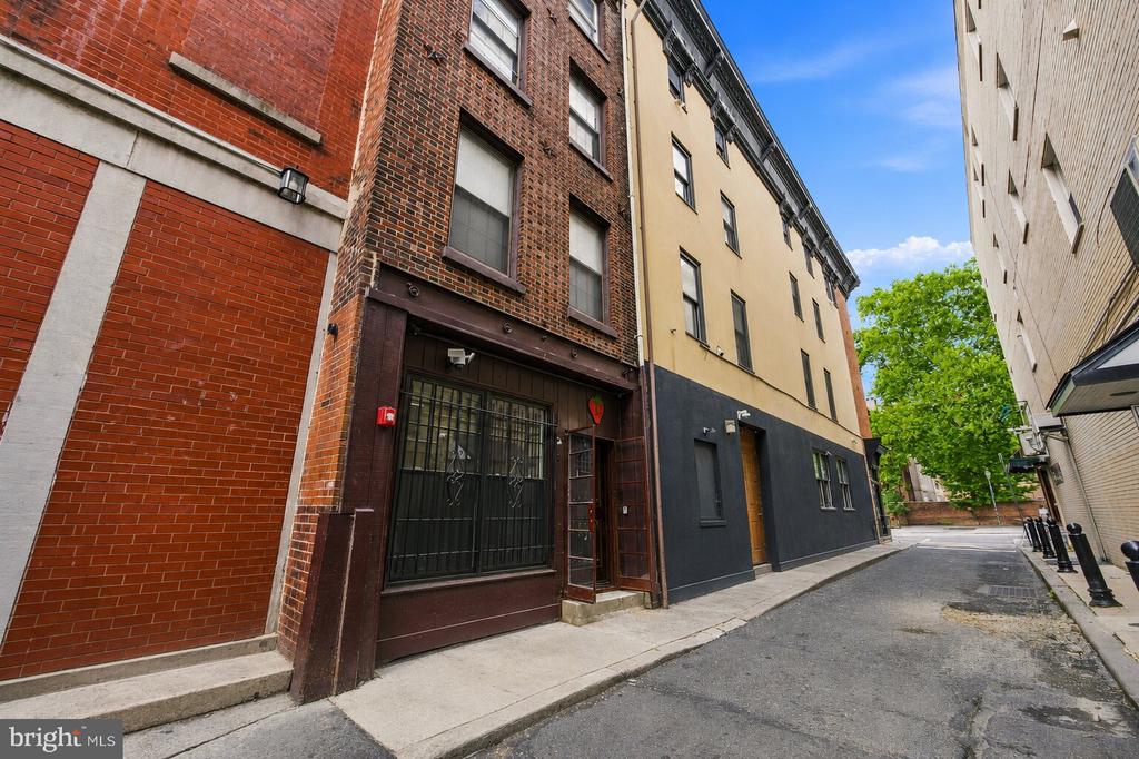 4 S STRAWBERRY STREET