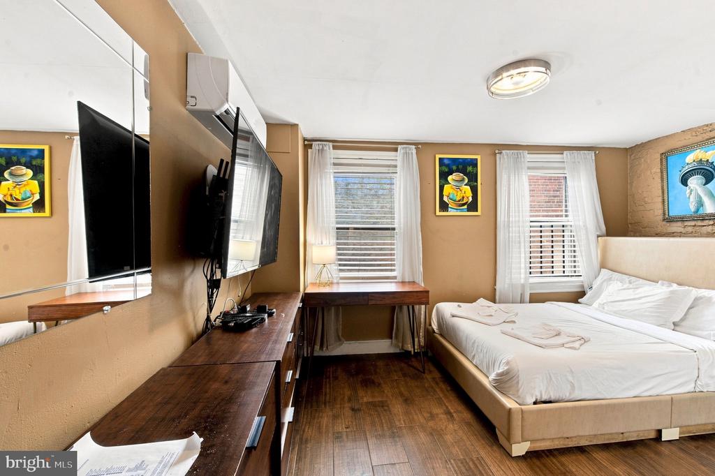 4 S STRAWBERRY STREET