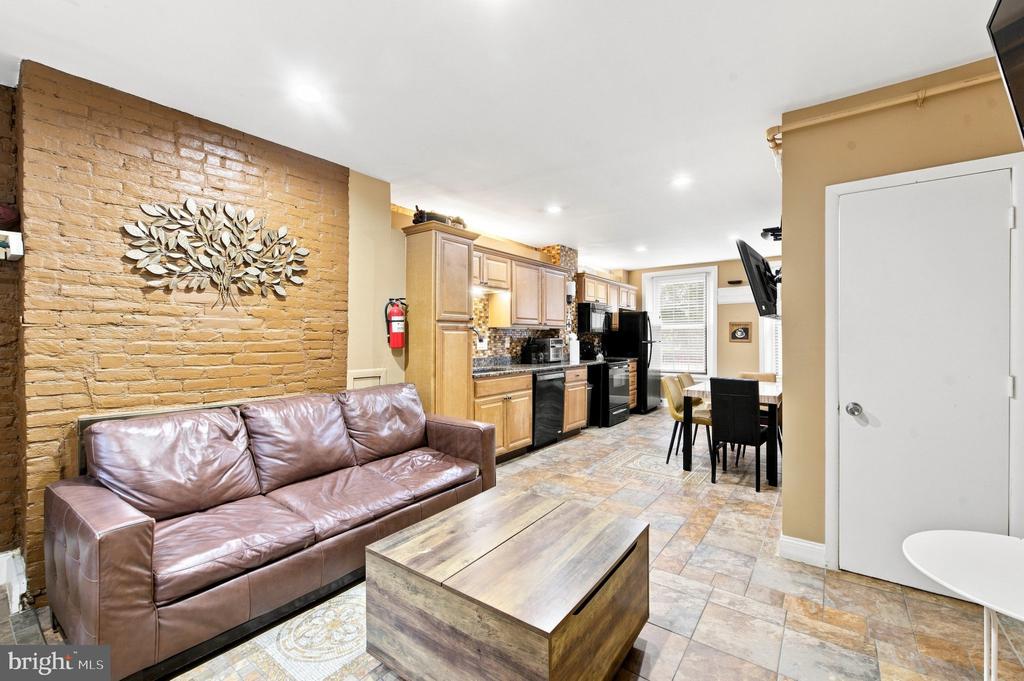 4 S STRAWBERRY STREET