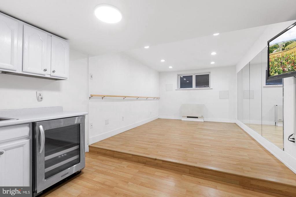 2203 SAINT JAMES PLACE