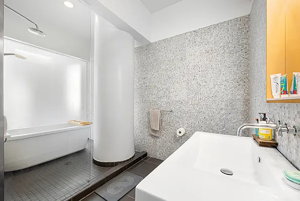 27-28 THOMSON Avenue 243