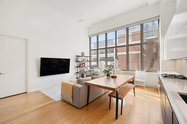 27-28 THOMSON Avenue 243