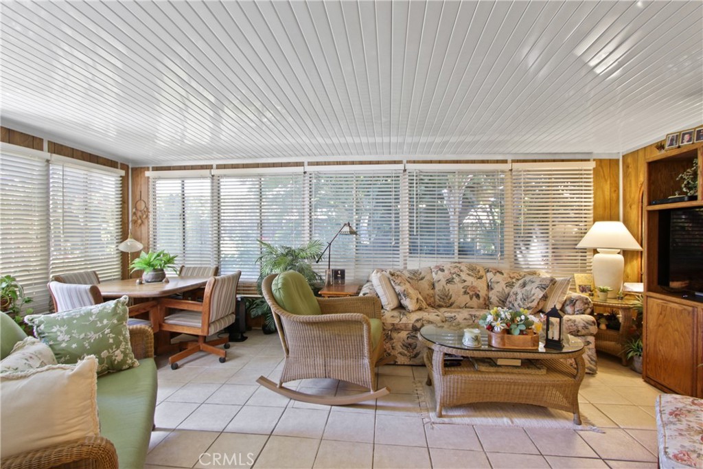 2348 N Glennwood Street