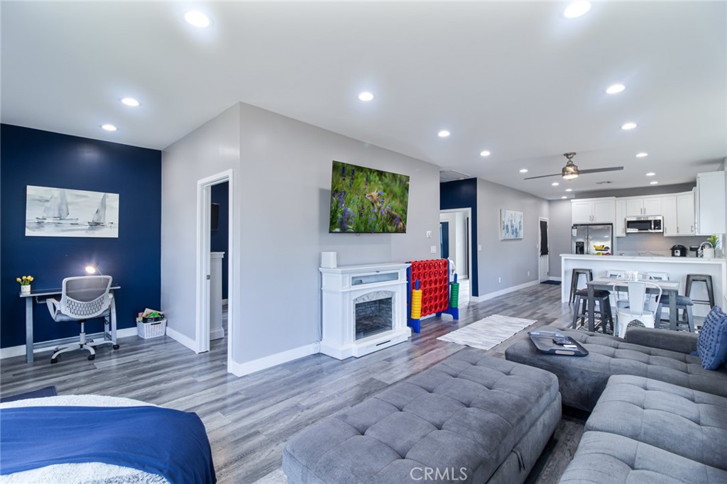 66 W Peoria St