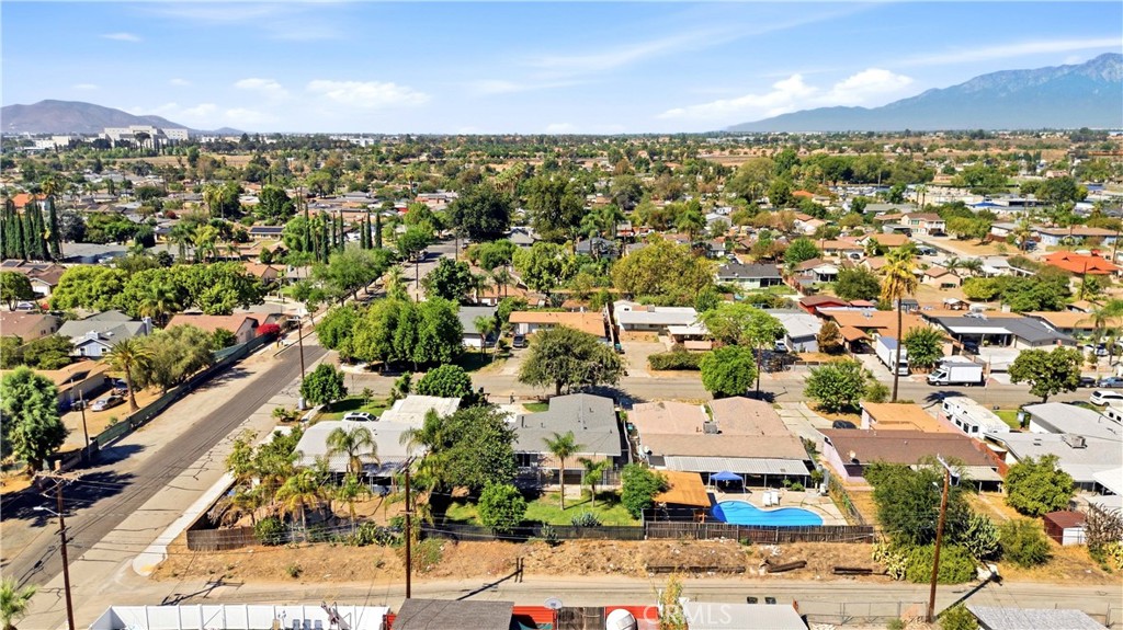 1210 Tejon