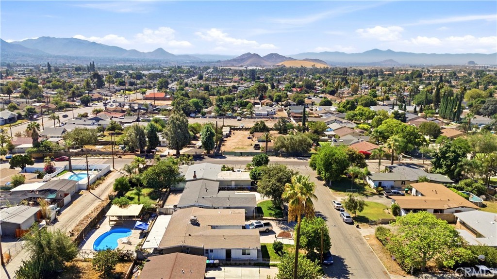 1210 Tejon