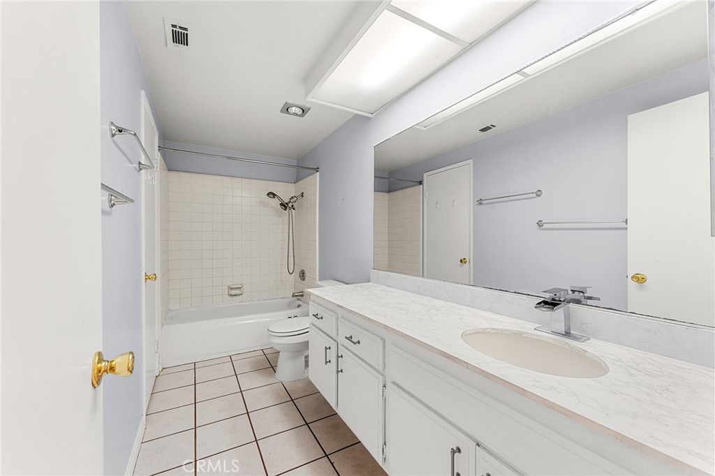 1974 E Lynwood Drive 3E
