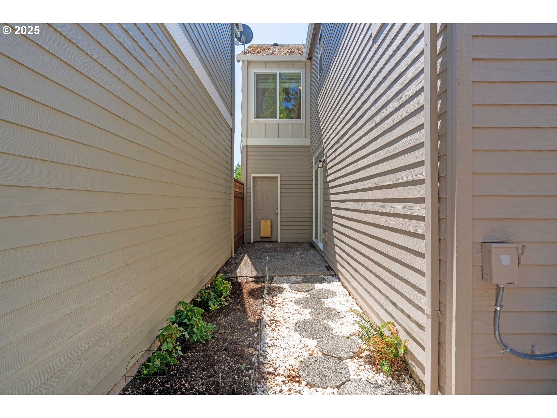 995 SE ALBERTINE ST