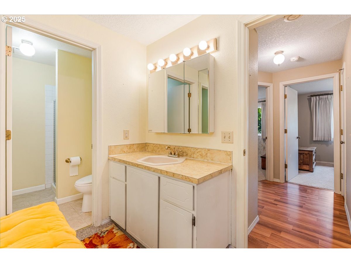 1225 SE JACQUELIN DR