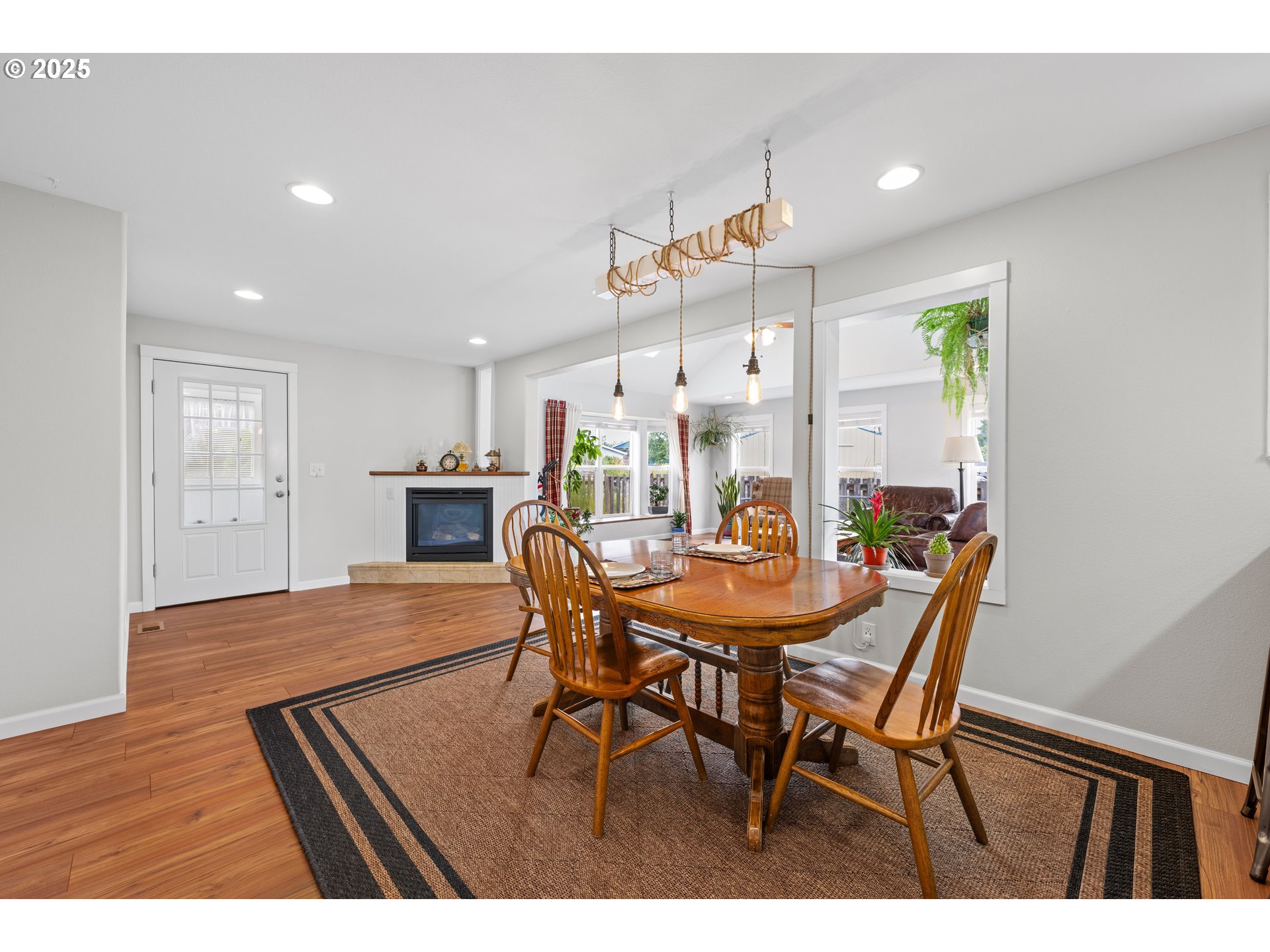 311 NW WARRENTON DR