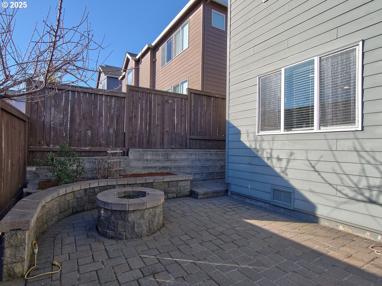 5851 NW BANNISTER DR
