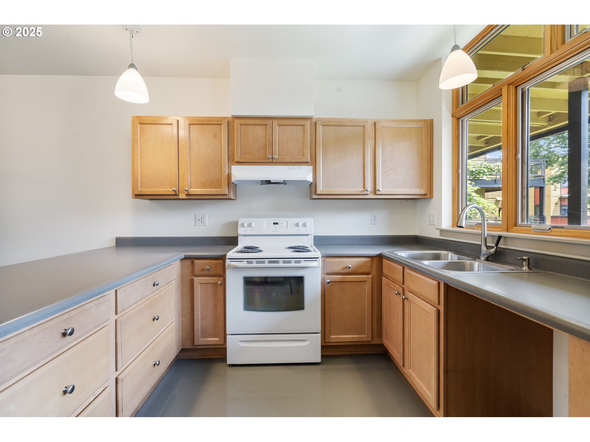 2525 N KILLINGSWORTH ST 205