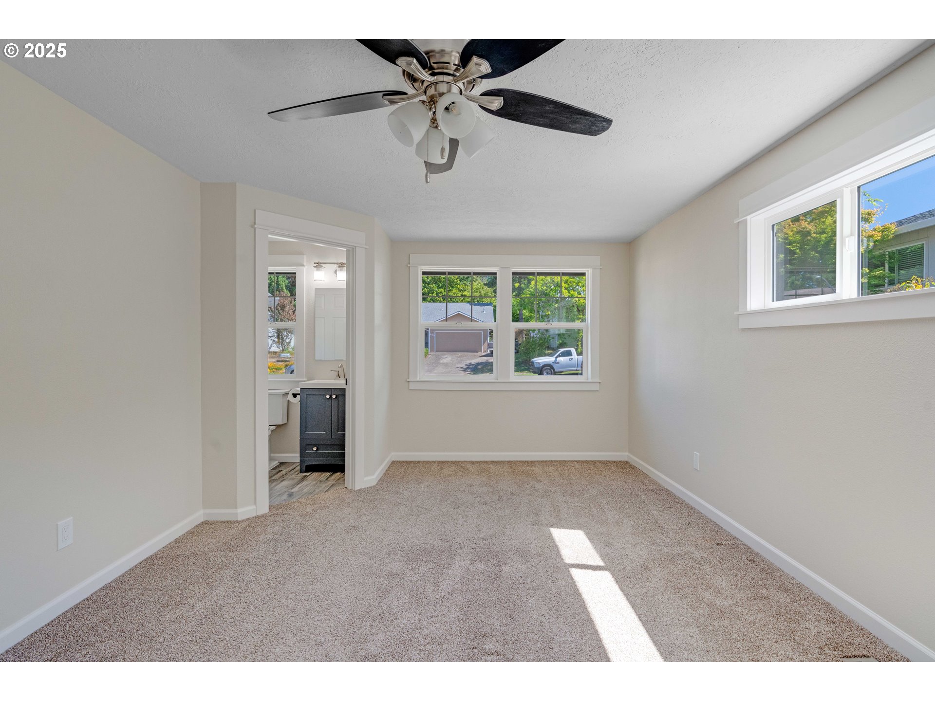 423 NE HACIENDA PL