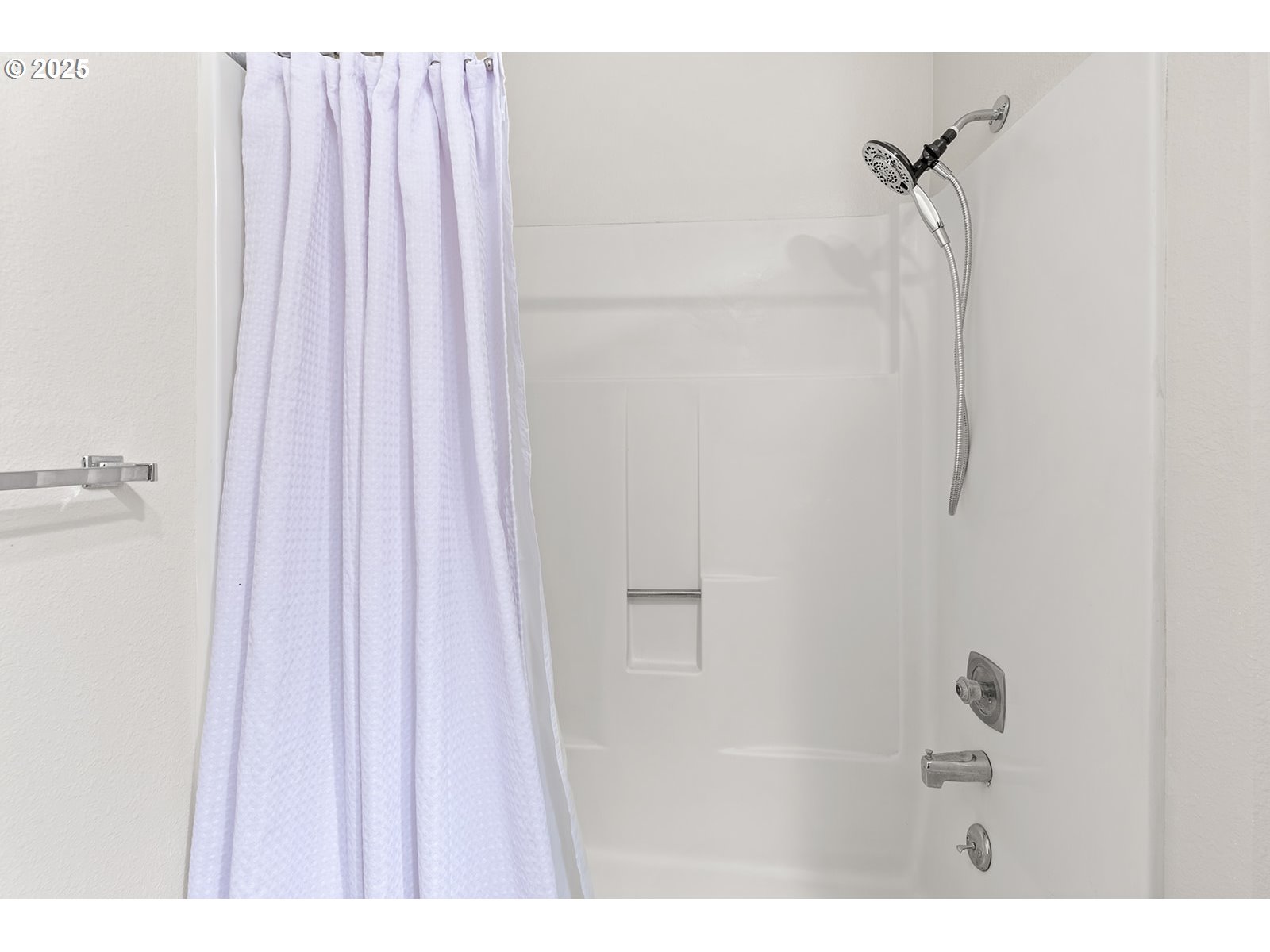 7807 NE LOOWIT LOOP 104