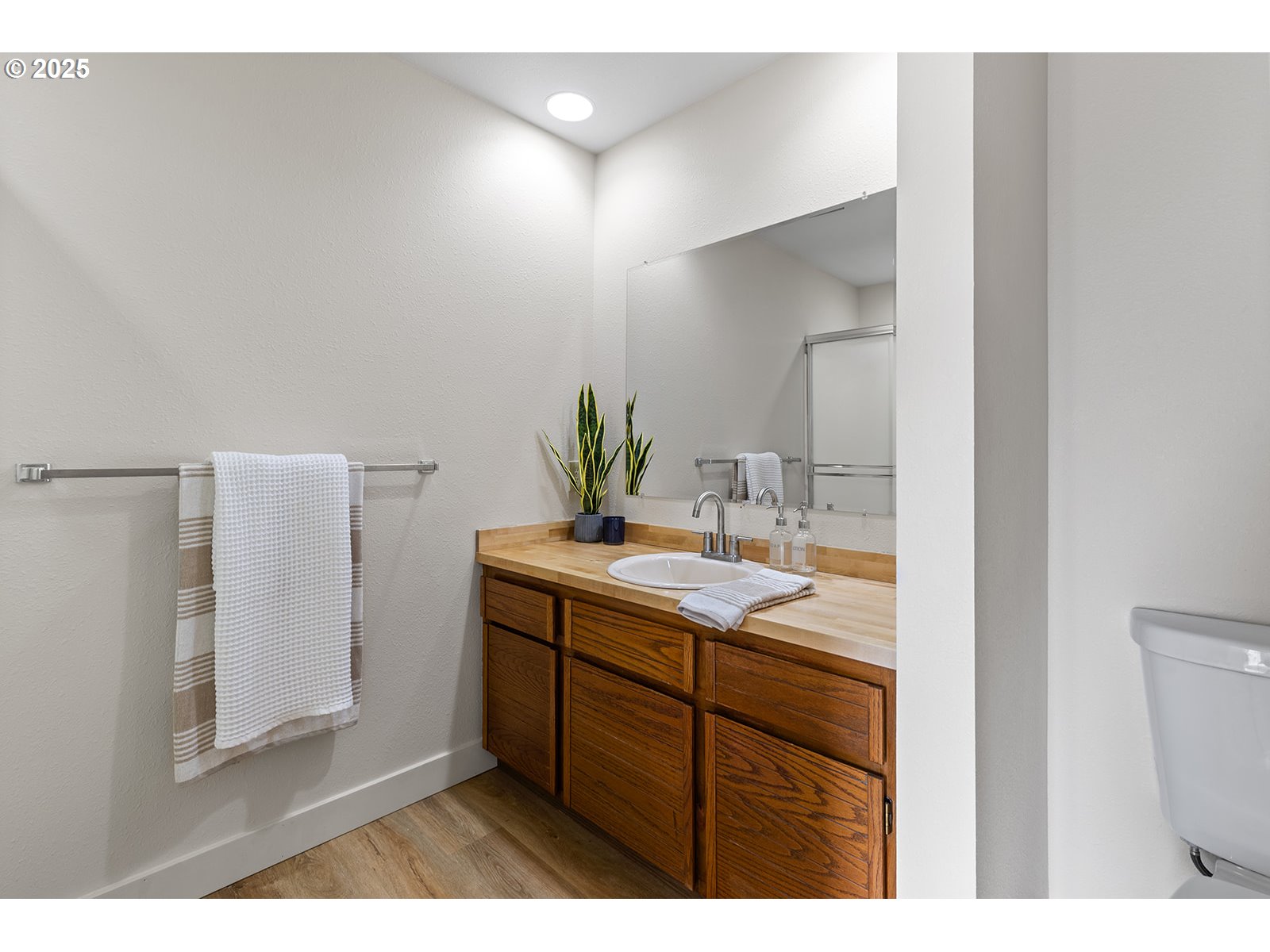 7807 NE LOOWIT LOOP 104