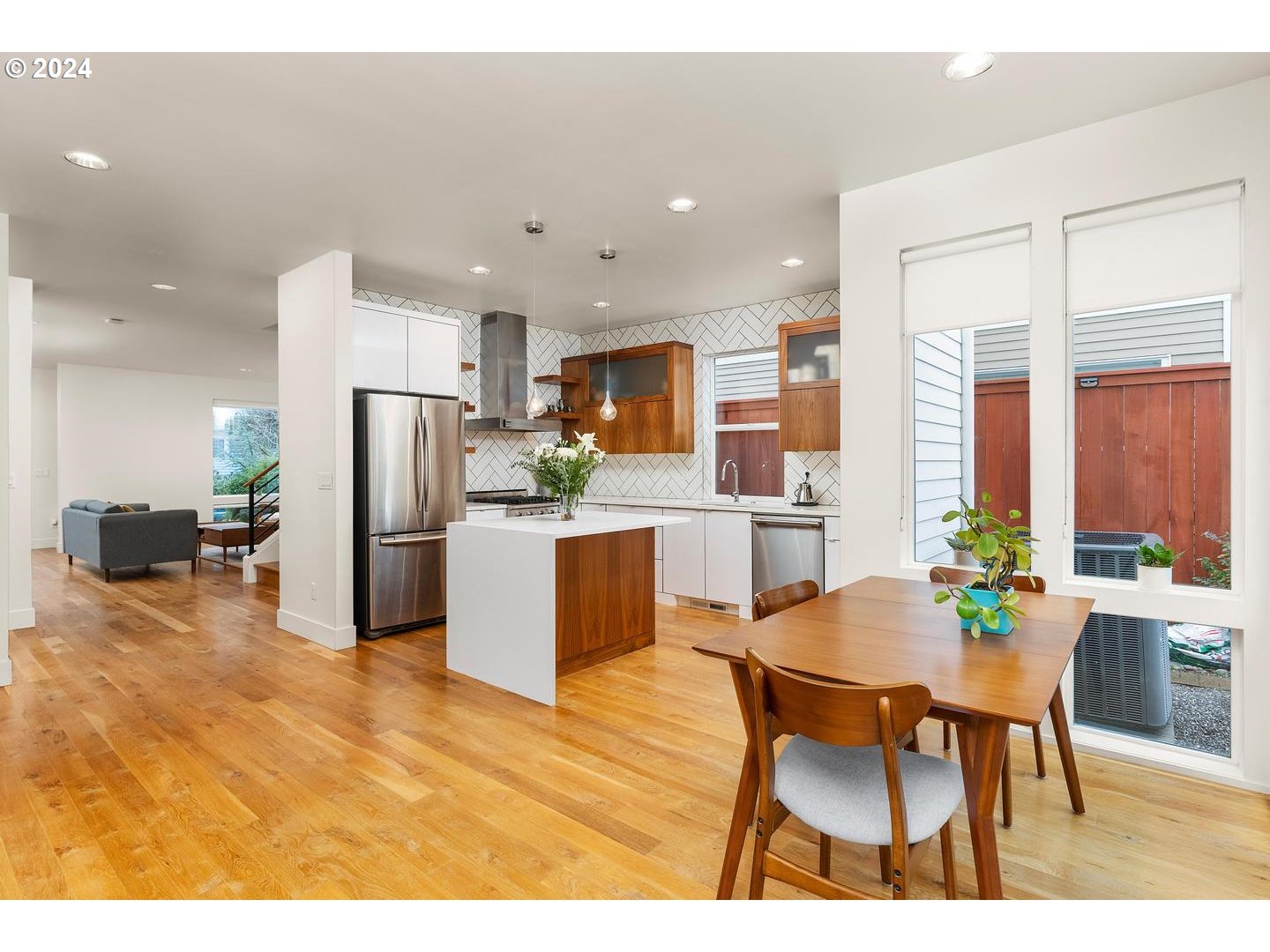 3916 N GANTENBEIN AVE