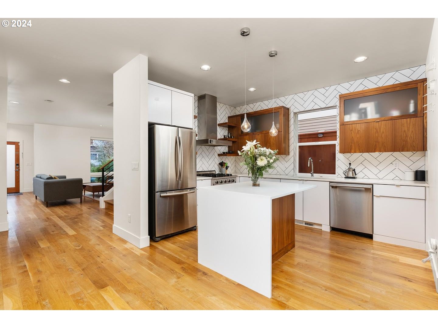 3916 N GANTENBEIN AVE