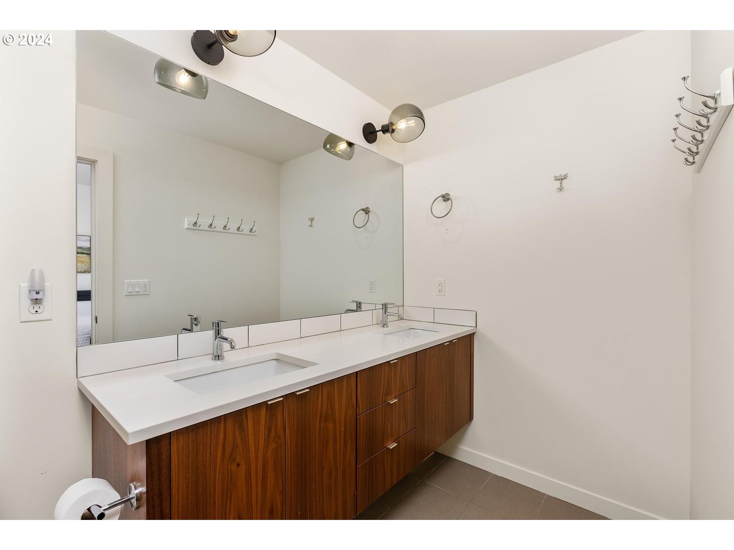 3916 N GANTENBEIN AVE