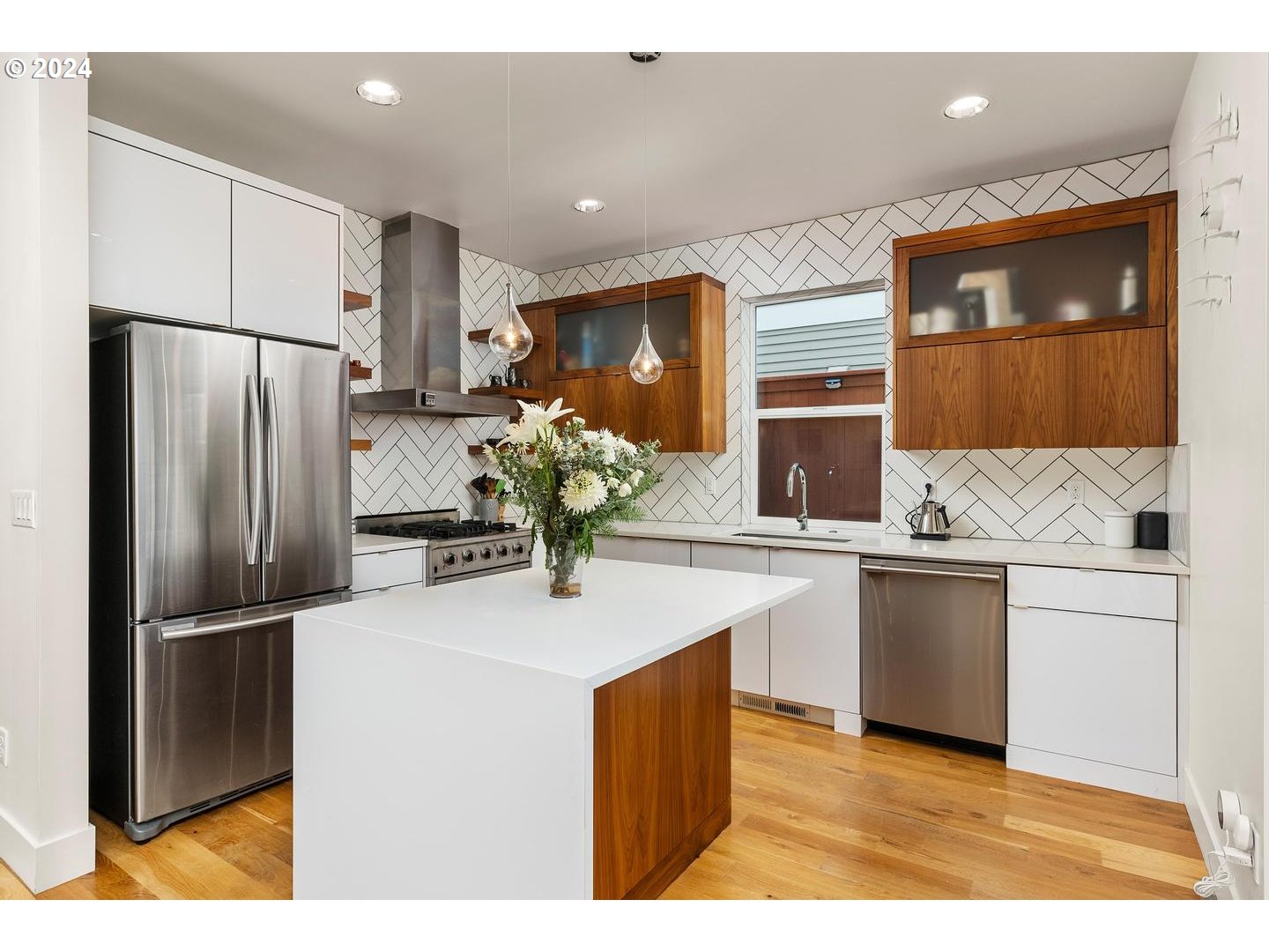 3916 N GANTENBEIN AVE