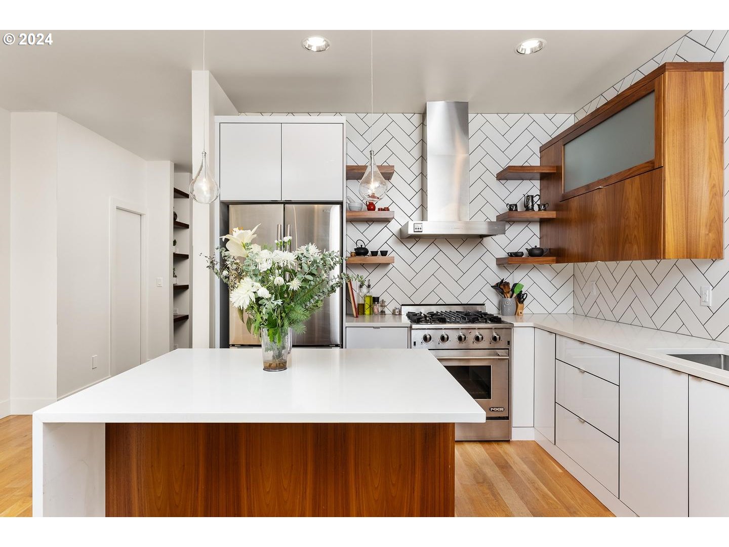 3916 N GANTENBEIN AVE