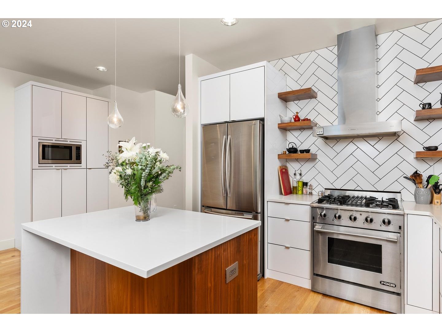 3916 N GANTENBEIN AVE