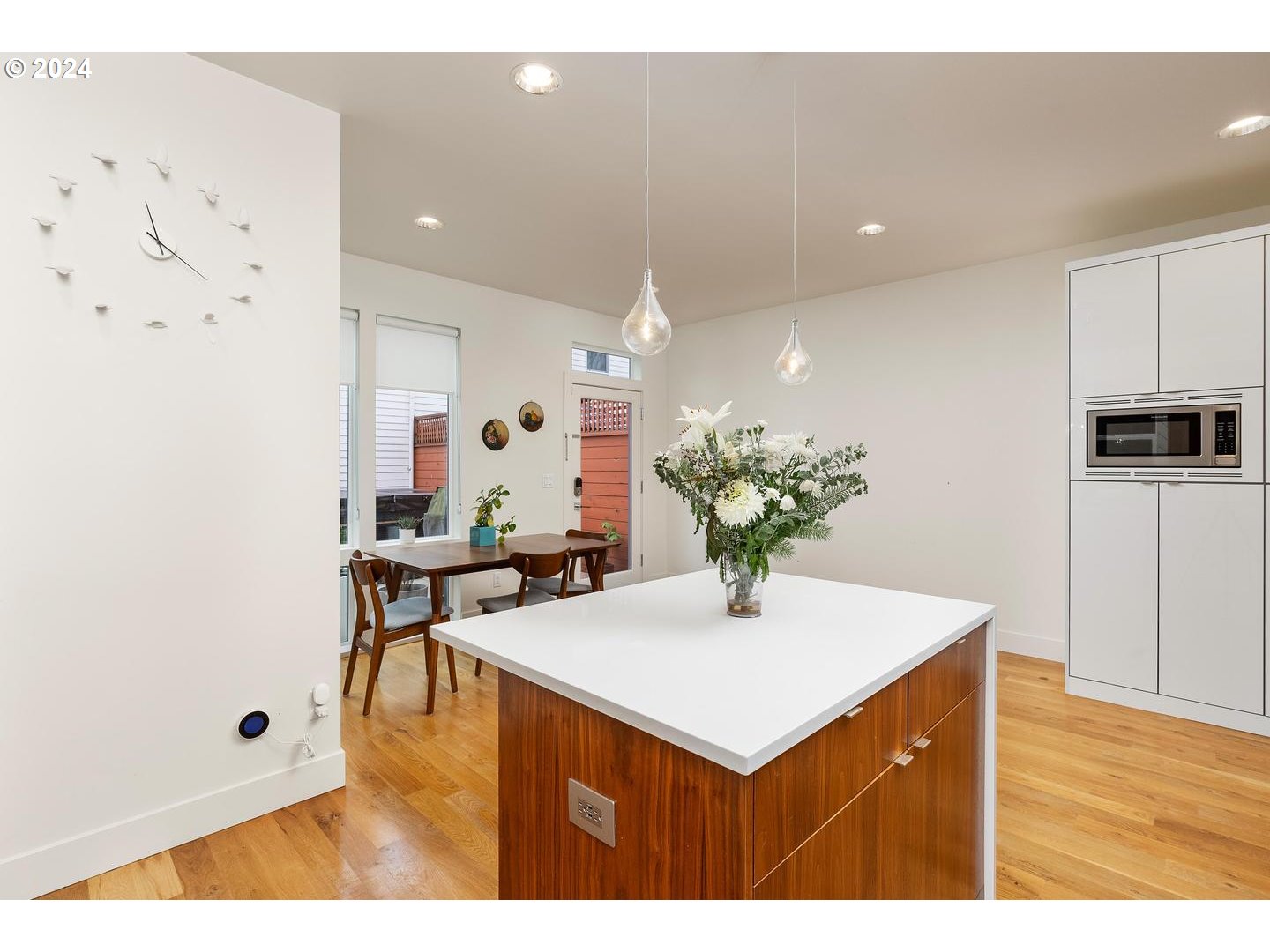 3916 N GANTENBEIN AVE