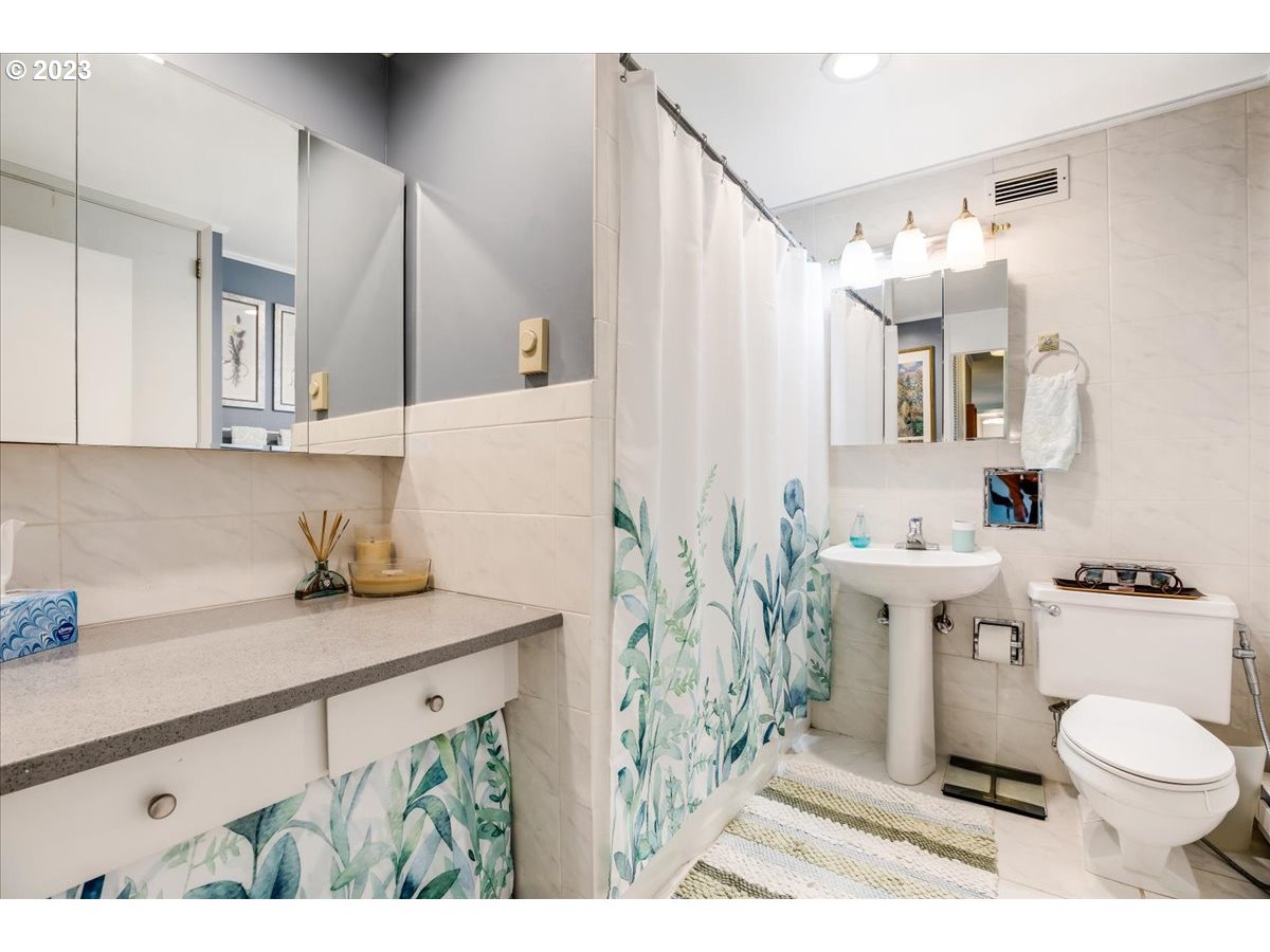 1220 NE 17TH AVE Unit: 6B