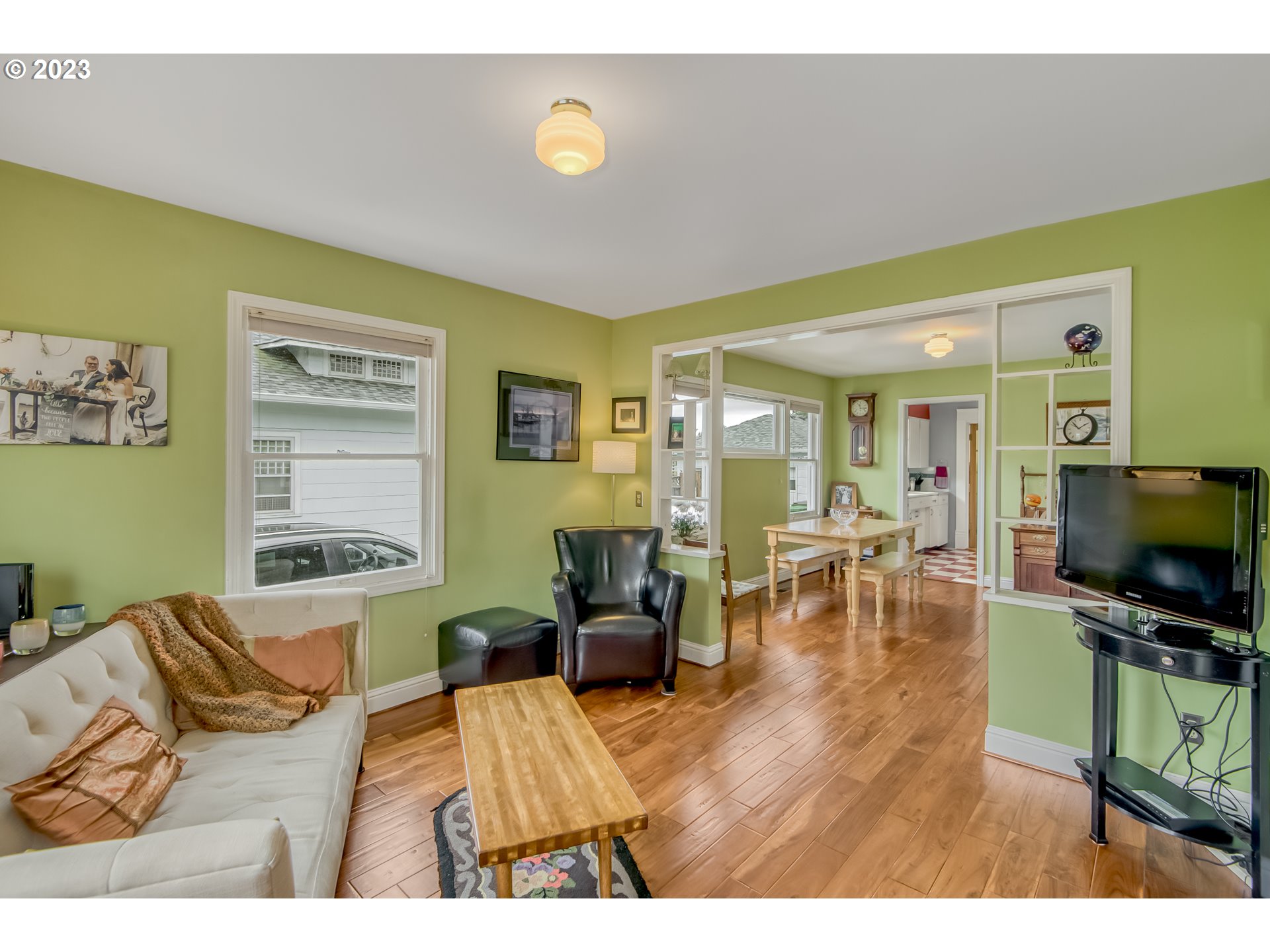 206 E 5TH ST
