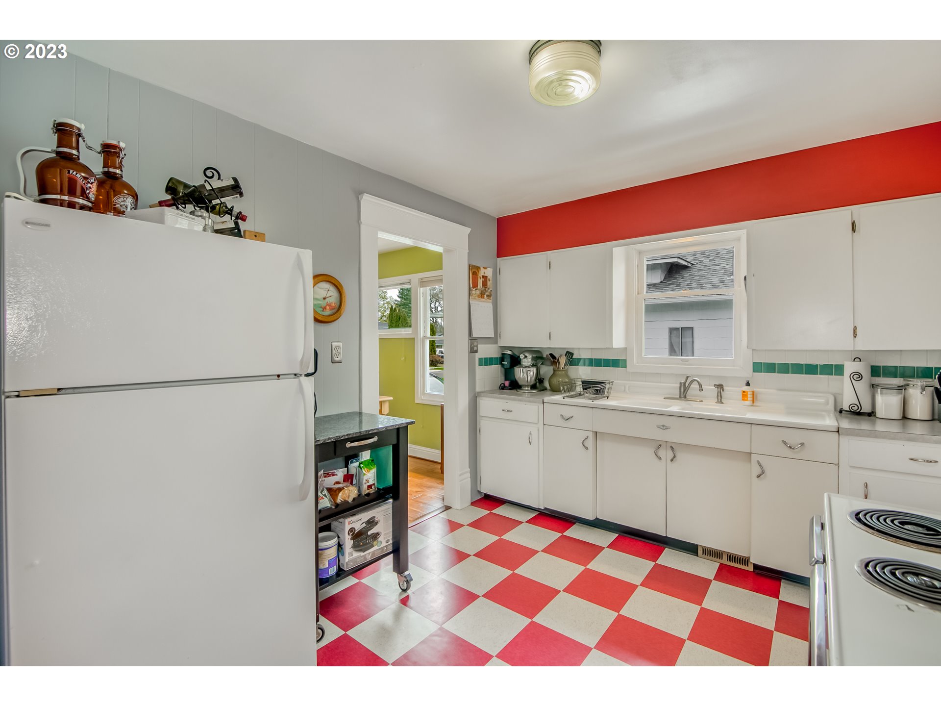 206 E 5TH ST