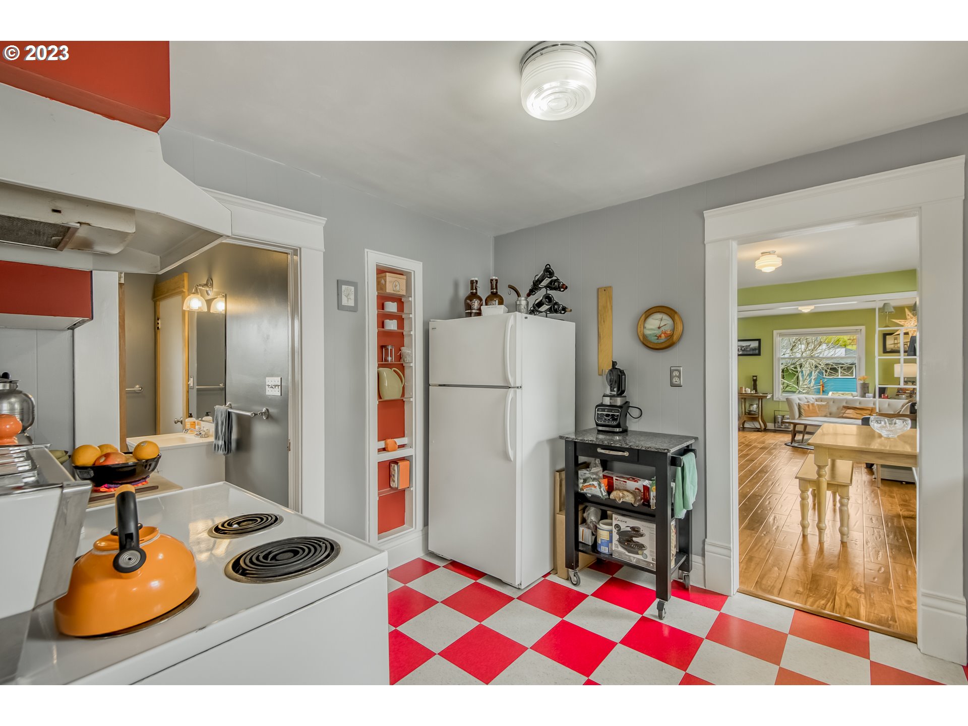 206 E 5TH ST
