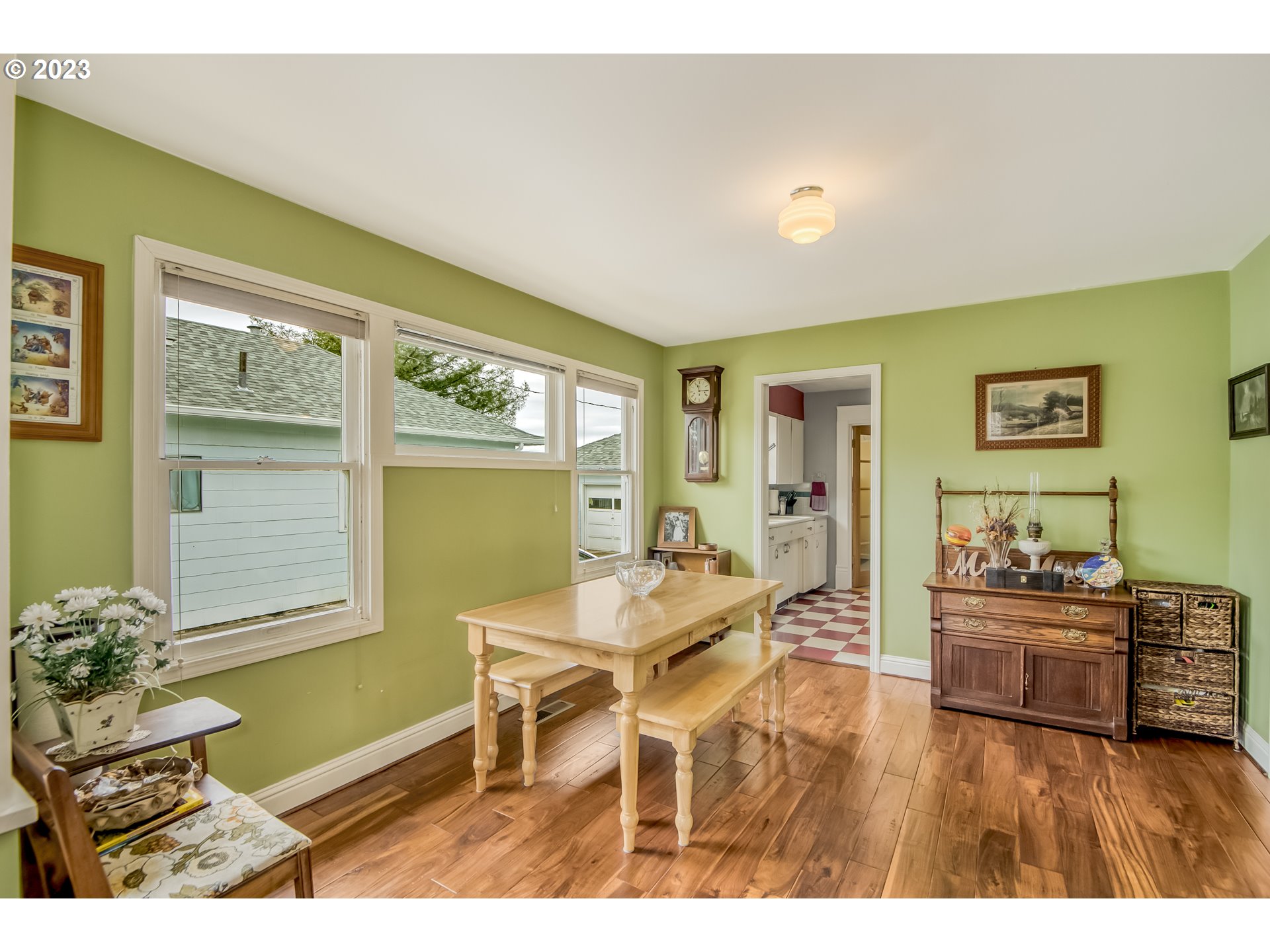 206 E 5TH ST