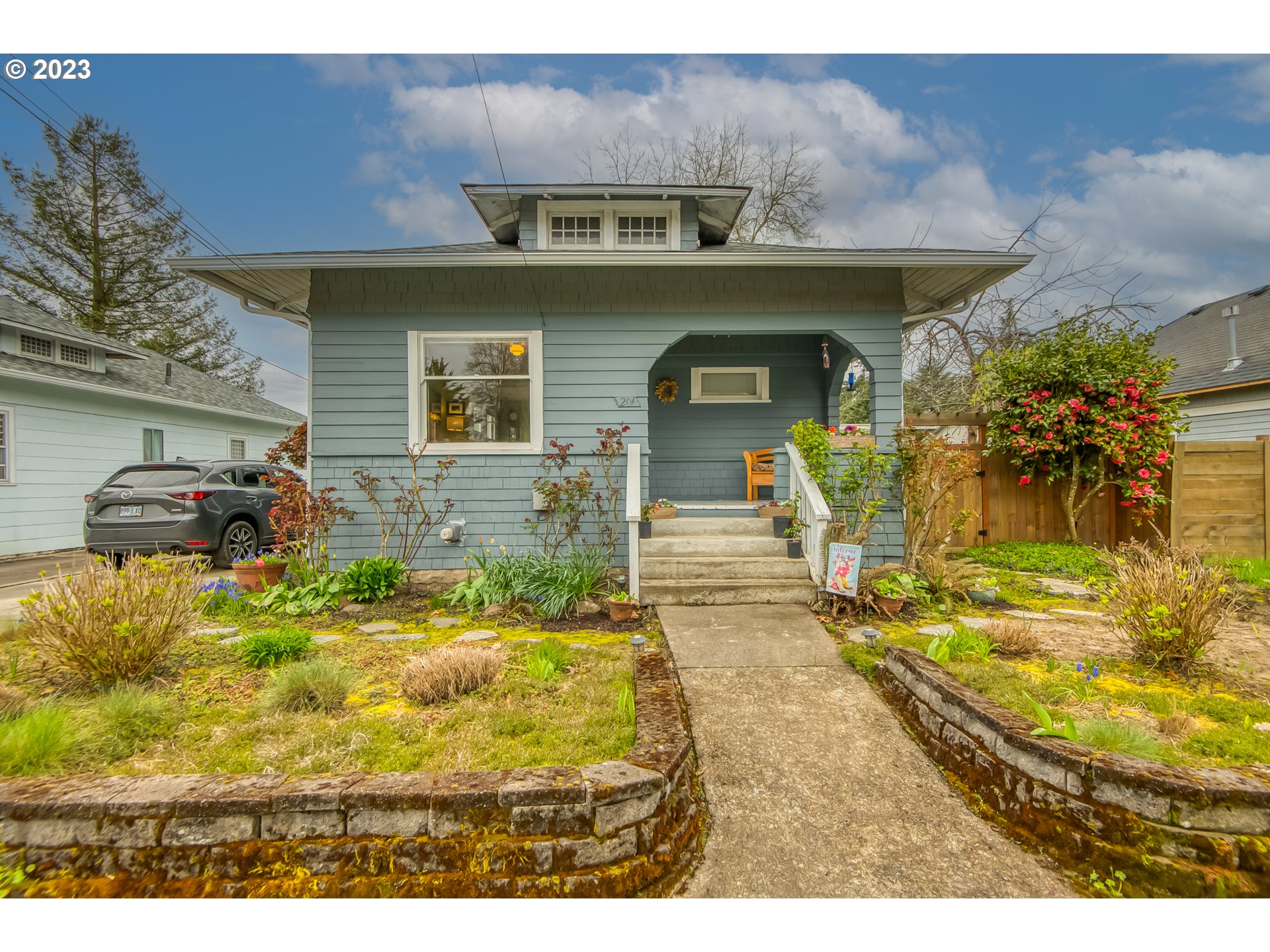 206 E 5TH ST