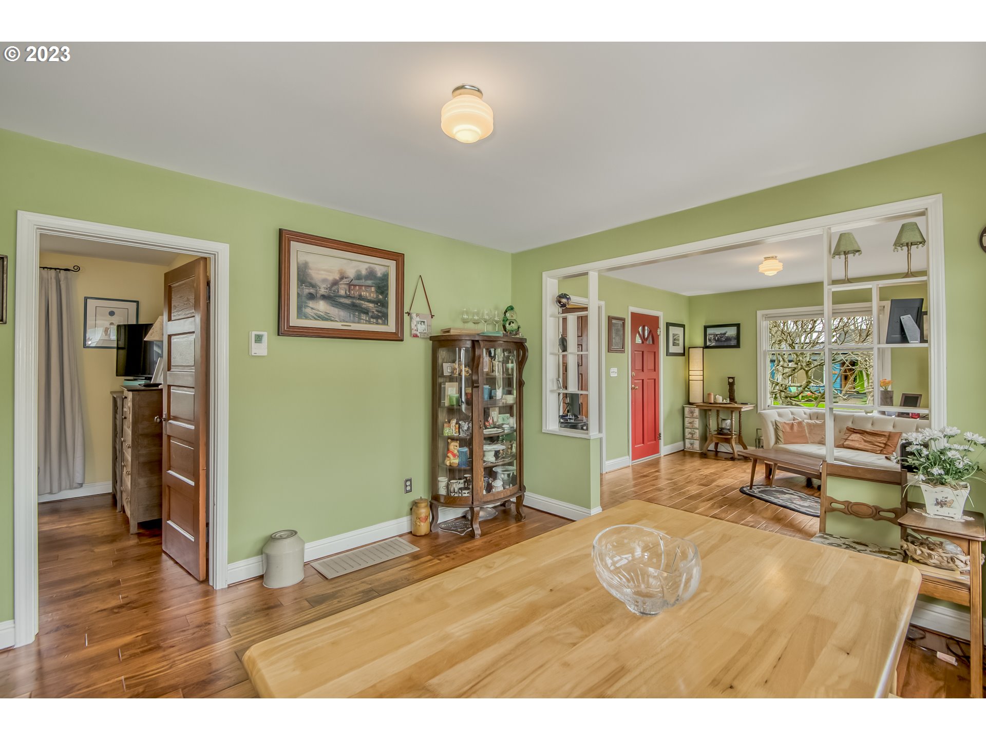 206 E 5TH ST