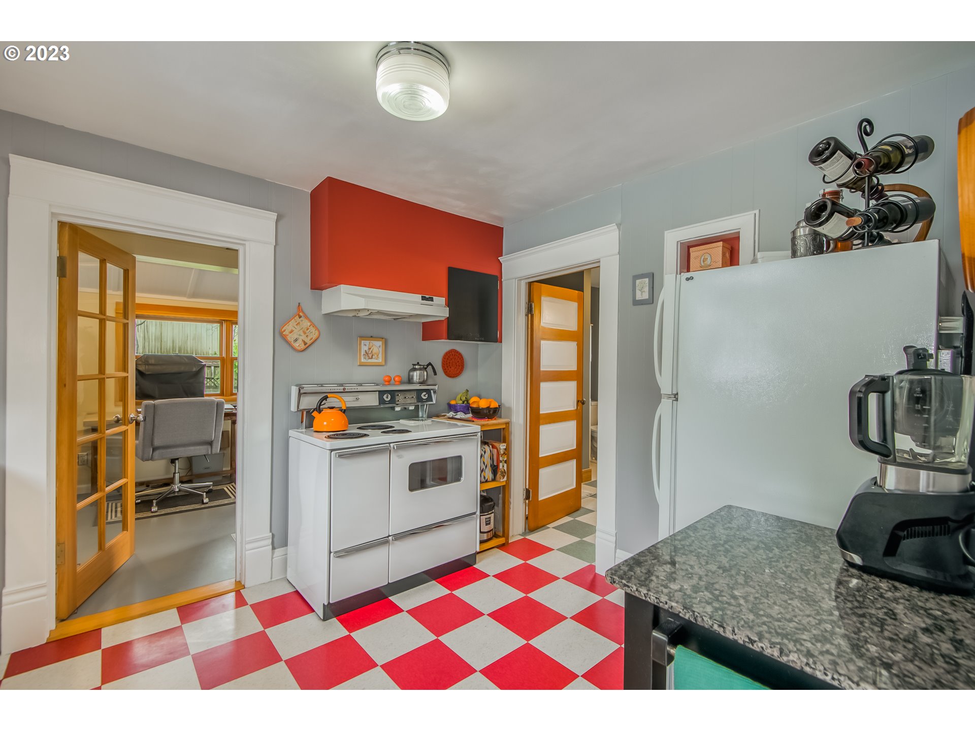 206 E 5TH ST