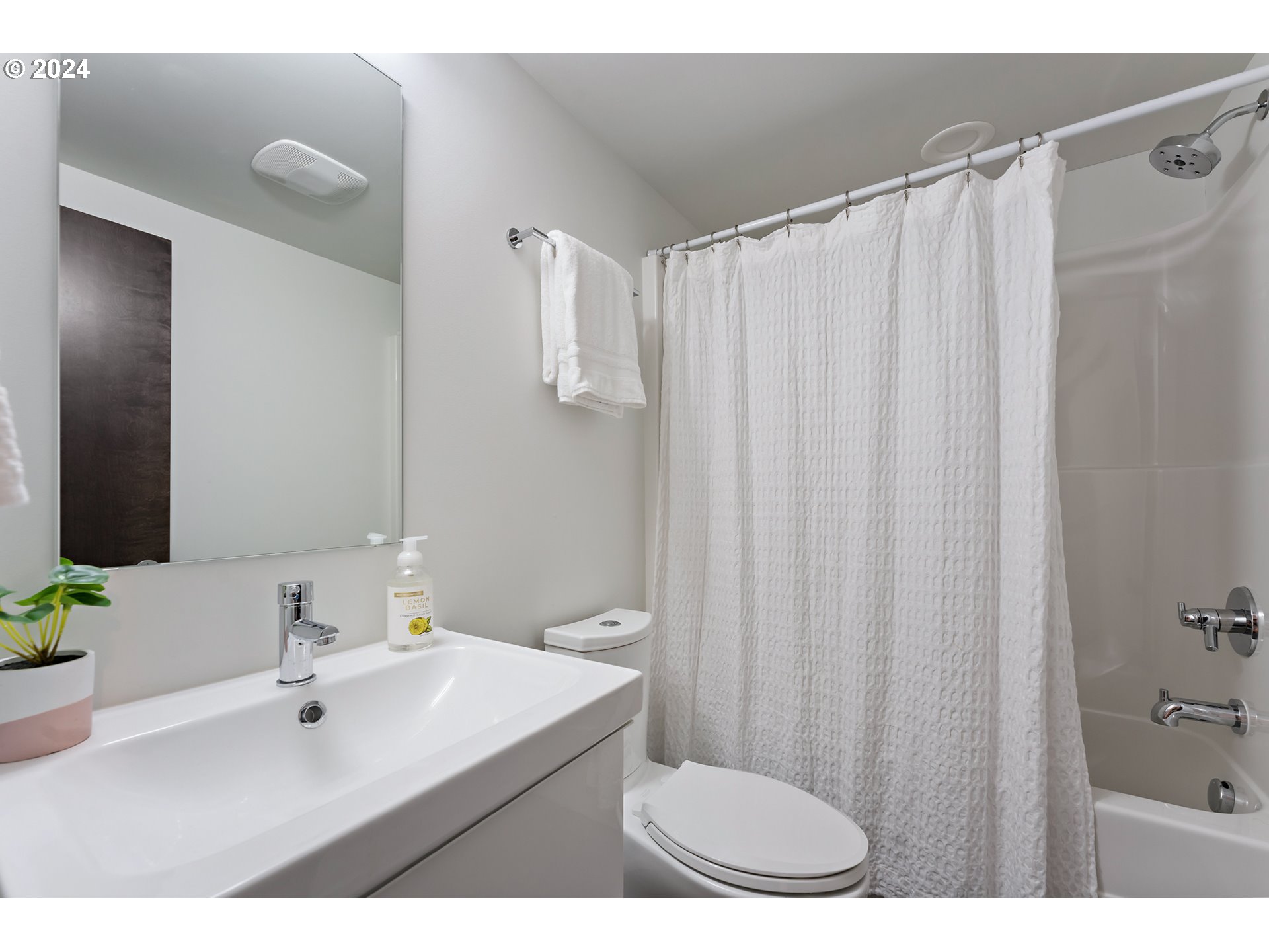 3579 N VANCOUVER AVE