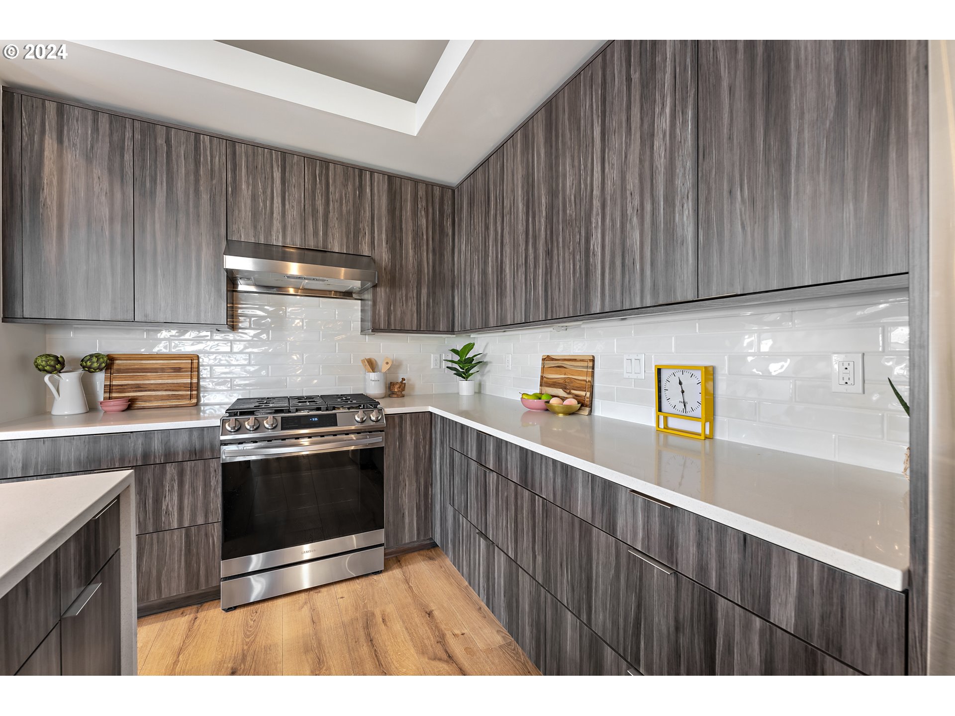 3579 N VANCOUVER AVE