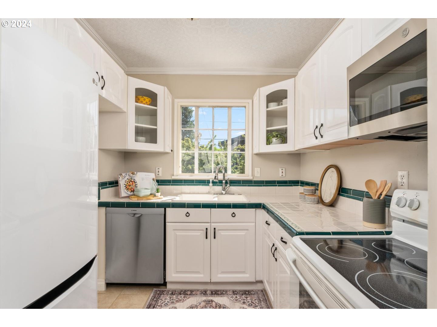 2325 NE FLANDERS ST 12